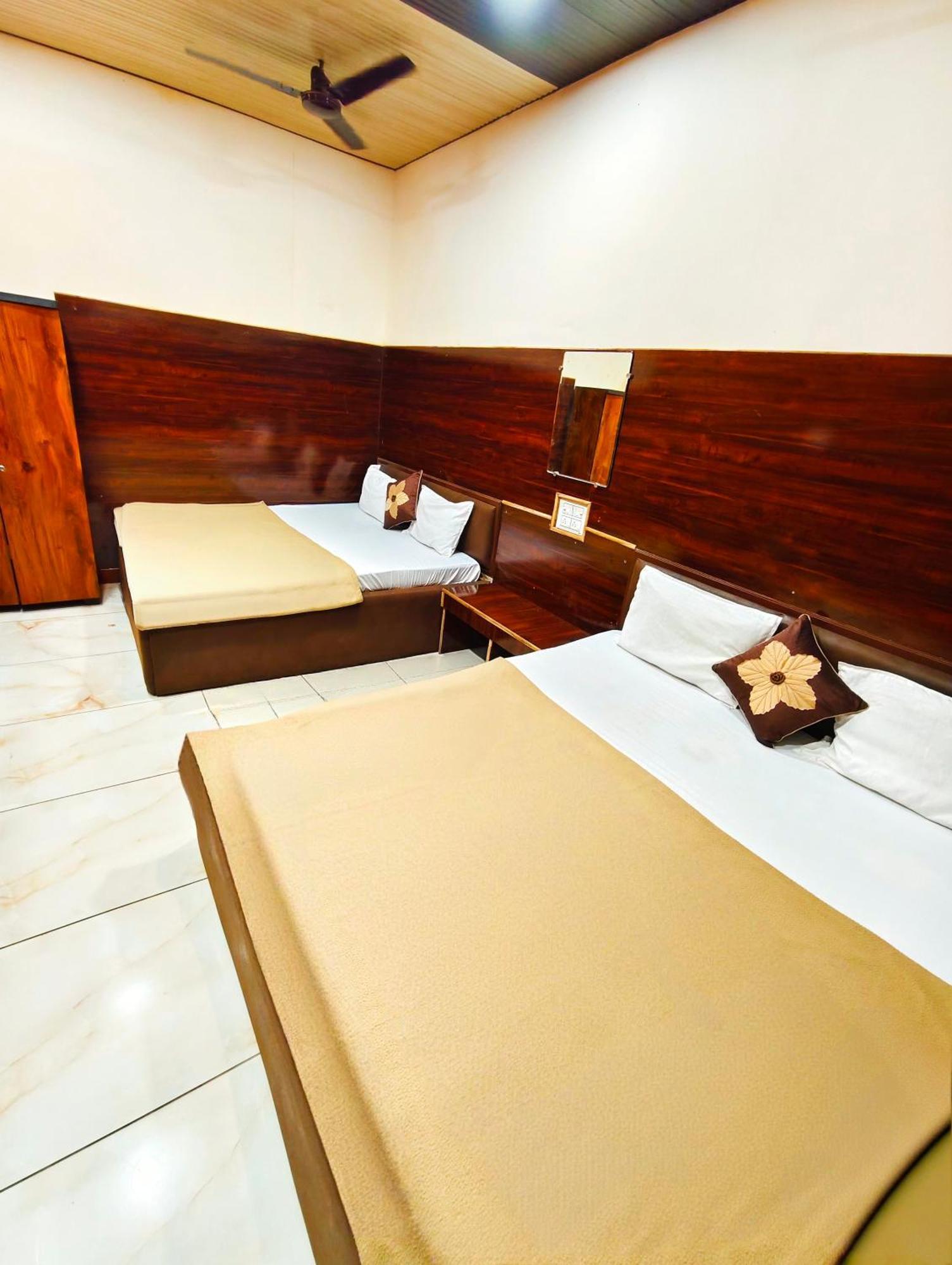 Hotel Om Palace Ujjain Eksteriør bilde